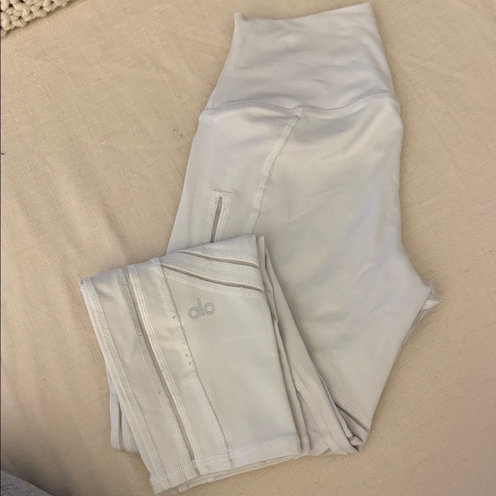 ALO Yoga white cropped Leggings